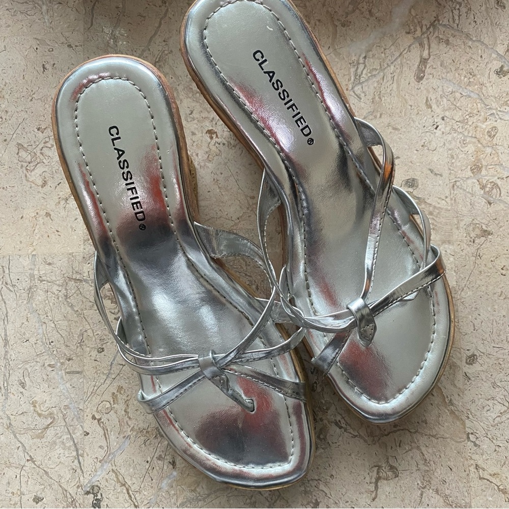 Silver Slip On Thong Strappy Sandal Platform Wedge Classified Size 6.5 New